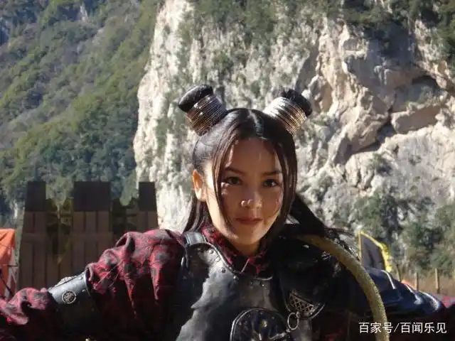 封神榜里面的哪吒是三头八臂不是三头六臂