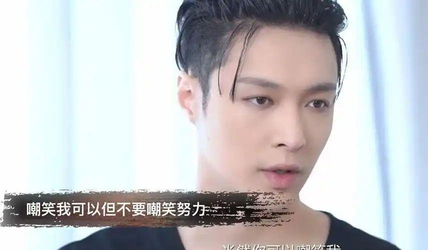 在访谈中,张艺兴和大家分享的内容也和努力有关系