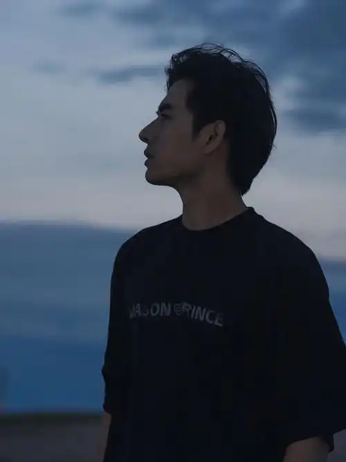 还是不要正脸看各位了#舞蹈日常  #旅行摄影大片  #青海湖  #侧脸杀