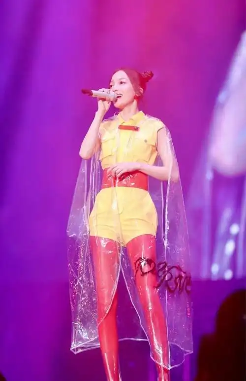 曾说张韶涵像少女,今穿黑白外套显老十岁,身材更是55分