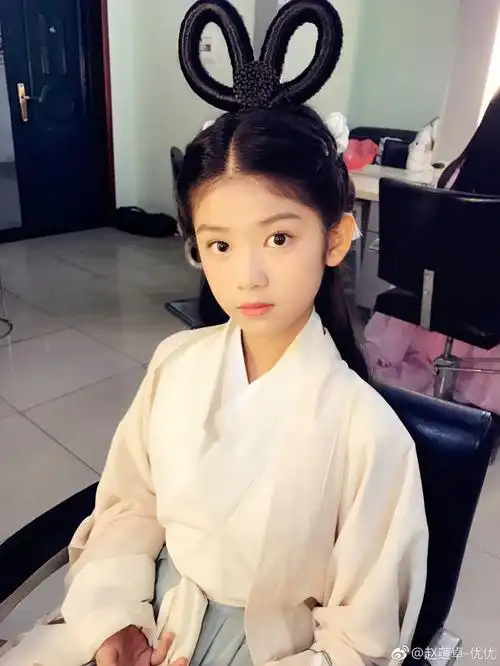 赵蕴卓优宝最喜欢古装了两种发型大家喜欢哪个67676767