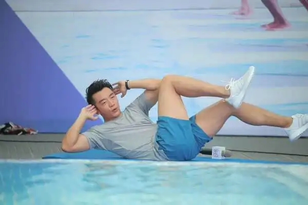 蒙面唱将2郑恺真的有腹肌吗 他竟被粉丝称为小猎豹