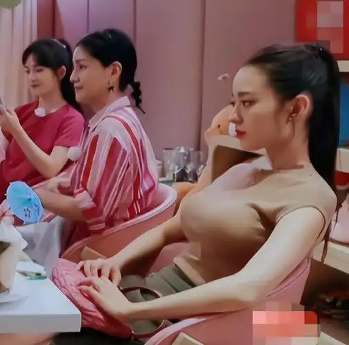 遭《人民日报》点名批评的吉娜,深夜再度晒孕肚,疑似回应官媒?