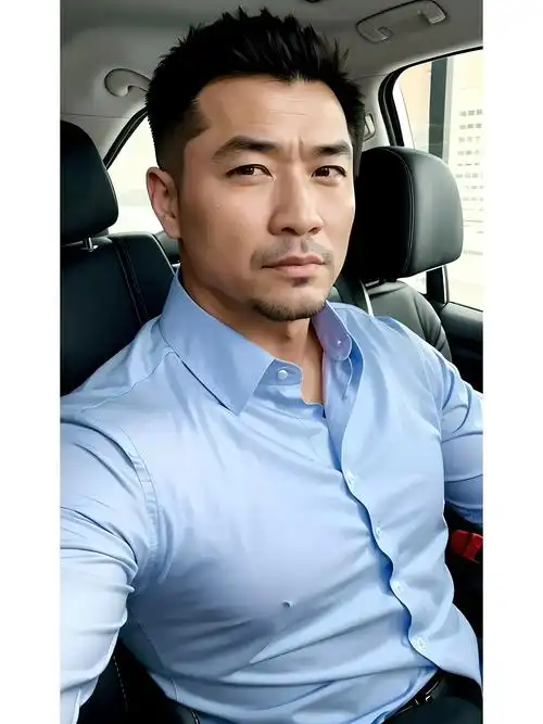 正装大叔车内自拍照