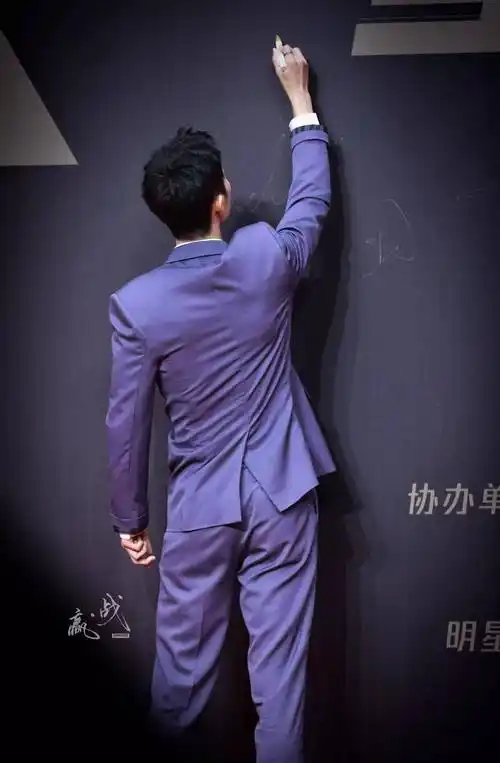 肖战背影合集:你追世界,我们追随你的背影_守护_故事_可靠的