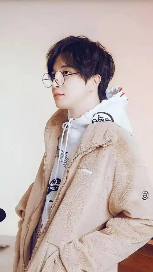 壁纸|薛之谦,一个被音乐耽误的段子手~_高清_薛之谦_壁纸