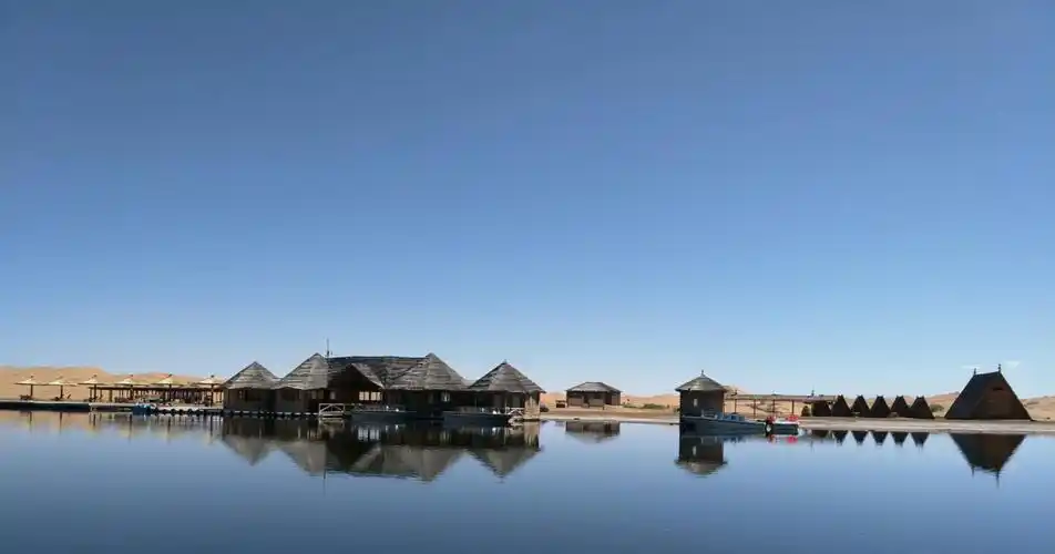 旅行 圣洁月亮湖,优美南寺位于内蒙古自治区阿拉善盟阿拉善左旗境内