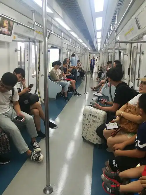 街拍～北京地铁车厢内