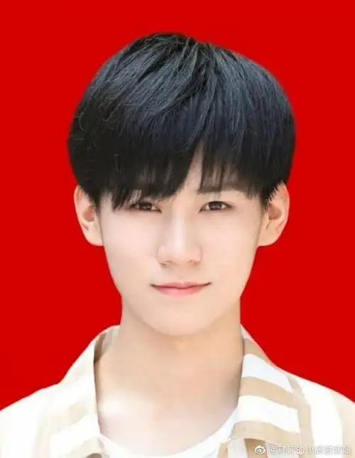 帅哥的证件照必须人手一份 tnt你们帅skr人啦!