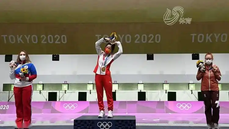 杨倩颁奖台比心,教练振臂欢呼_奥运会