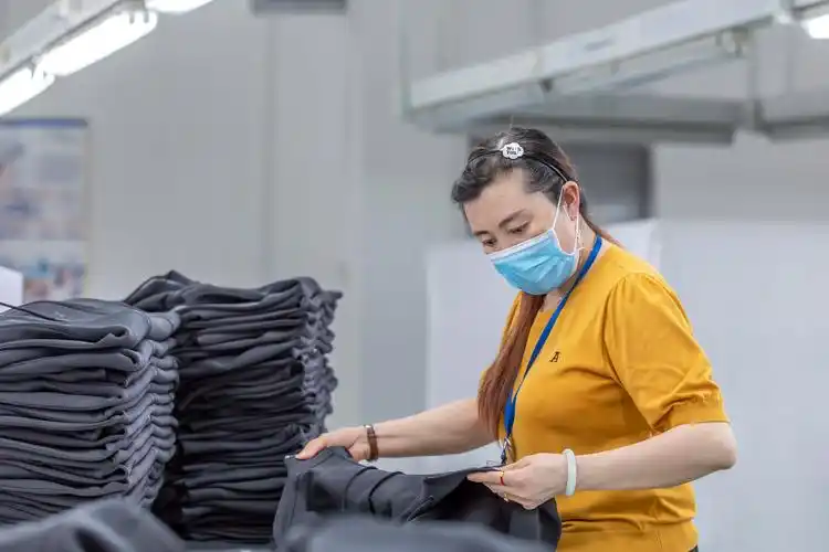 04  2022年9月12日,工人在贵州质品服饰有限公司生产车间进行服装加工