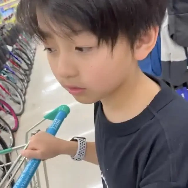 张柏芝带儿子做足浴 13岁lucas安静坐旁边手机不离手