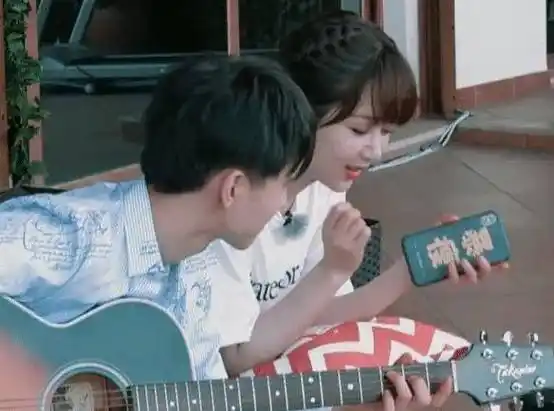 难怪王俊凯总盯着杨紫手机壳,看到这两字后,原谅我不厚道的笑了_姐弟