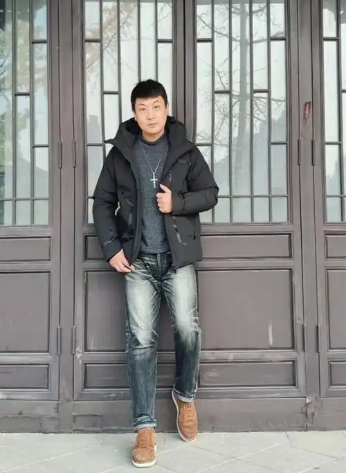 男人到了四五十岁,羽绒服尽量少穿藏蓝色,红色,换成这些更减龄