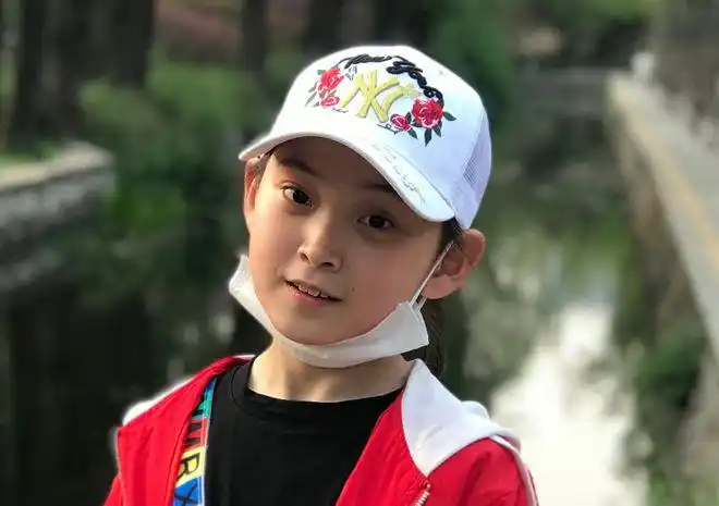 6年前火爆中国的"年画娃娃",8岁患病去世后,妹妹也成了童星|邓鸣贺