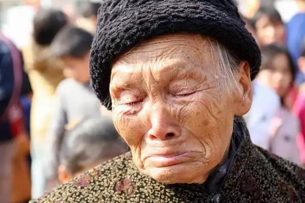 农村留守老人哭泣背后的辛酸看到最后我竟没有忍住眼泪