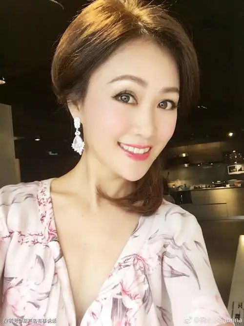 梁小冰晒照,她年轻时好美,儿子也超级帅!她有一段完美的爱情