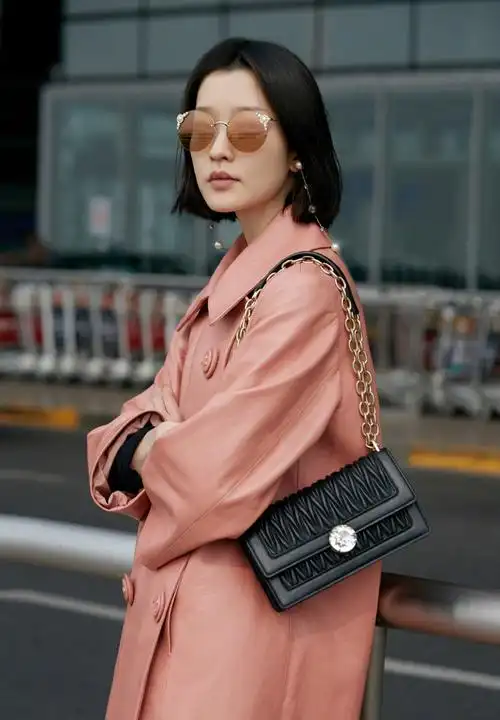 女艺人杜鹃清爽高挑私服机场写真