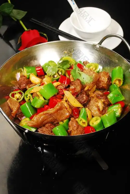 干锅牛腩高清图片