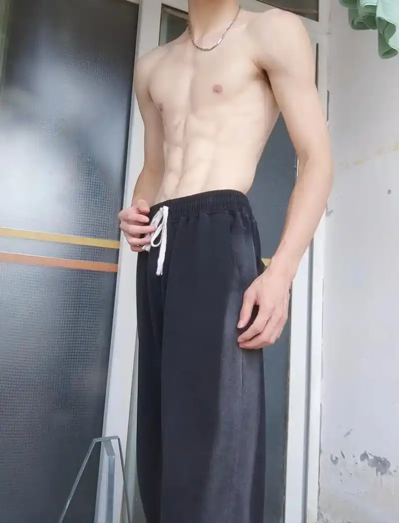 冷白皮腹肌 极限四选一.#腹肌 #冷白皮 #薄肌男孩 #禁欲 - 抖音