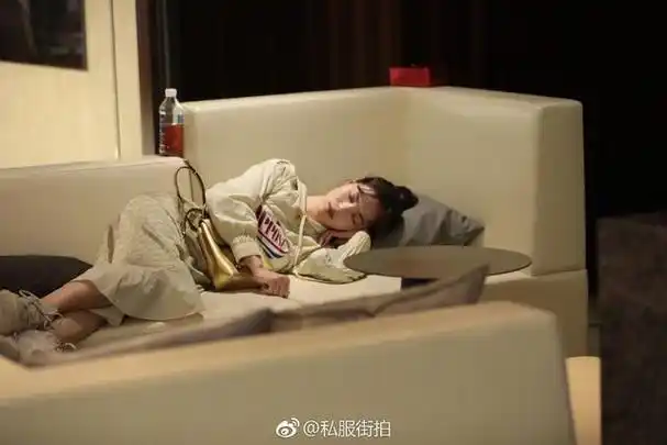 走哪睡哪的小姐姐钟楚曦睡相竟然还挺好看的