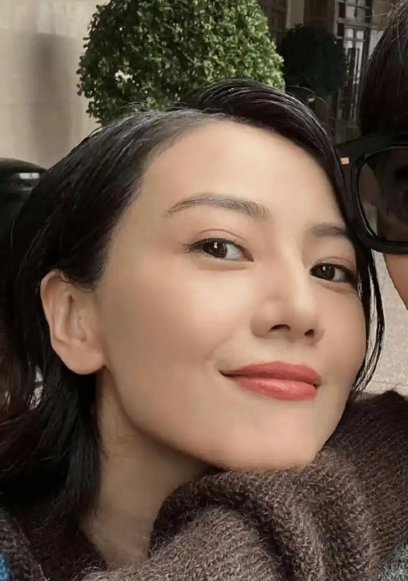 42岁高圆圆因白发被热议曾抗拒谈论容貌4年前已接受自己衰老