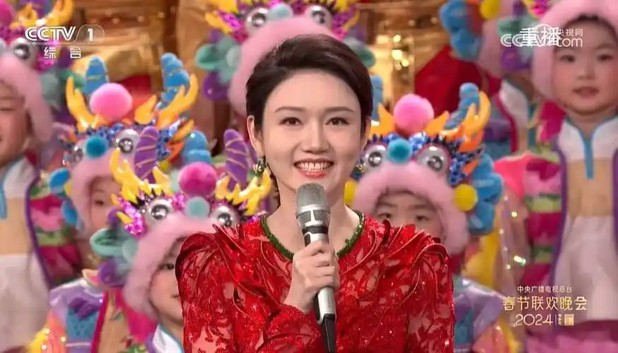 龙洋:超过李思思,主持的2024春晚既稳重又喜庆满满央视一姐范儿_中央