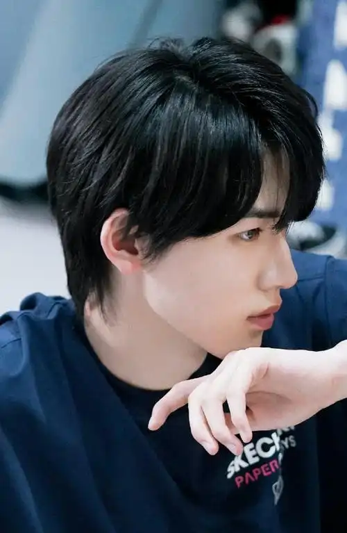 v力量##说给宋亚轩的晚安心语#一些优越的侧脸系列@时代少年团-宋亚轩