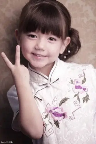 中美混血儿吴若瑄,与王菲合作拍摄过牛奶广告《天赐的宝贝》,萌萌哒!