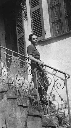 李云泰告诉杜拉斯, "如果不回去结婚,他的父亲就要剥夺他的继承权.