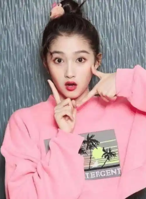 22岁关晓彤碰上39岁李小璐,同穿露脐装,一个甜美一个自信!