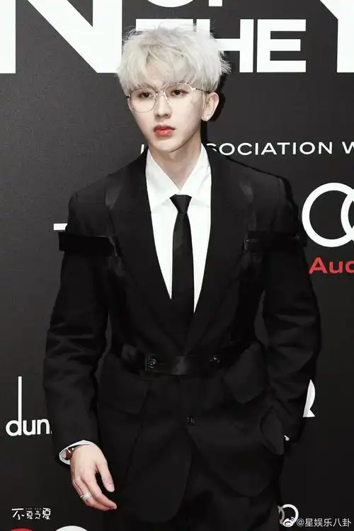 蔡徐坤gq盛典红毯饭拍图