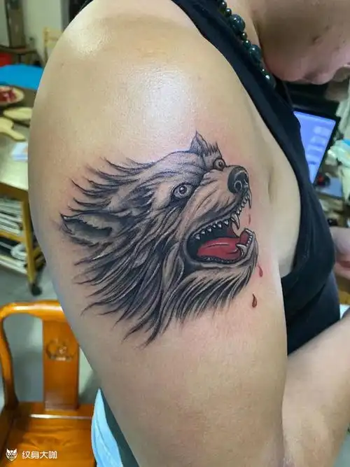 滴血狼头纹身
