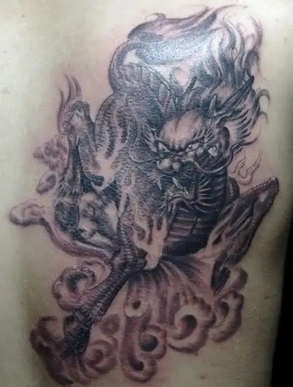 男人胸部霸气的麒麟纹身