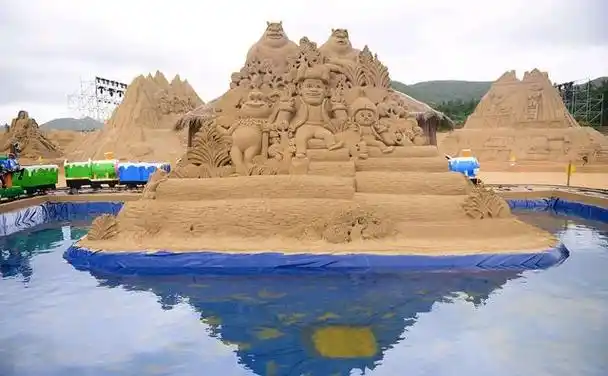 浙江舟山朱家尖国际沙雕艺术广场是一个集沙雕艺术,休闲娱乐和生态