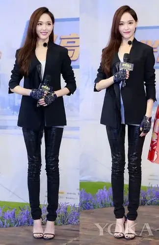 西装外套 紧身裤 一字凉鞋 一件黑色流苏西装外套 紧身裤的唐嫣超级有