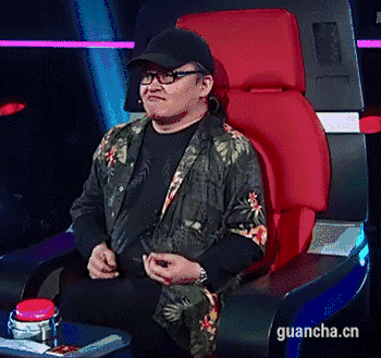 听歌时,刘欢是这样的↓赛前测试椅子,实力cos惊恐脸 ↓下文流量预警!