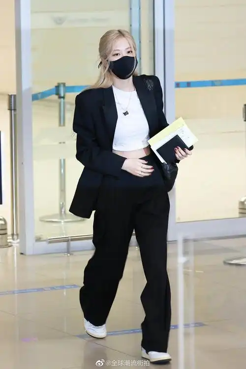 92ros07朴彩英最新机场私服更新 黑色西装套装内搭露脐白t