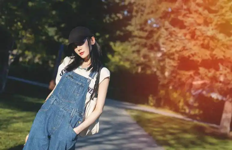 迪丽热巴晒夏日写真 穿背带裤戴棒球帽活力满分