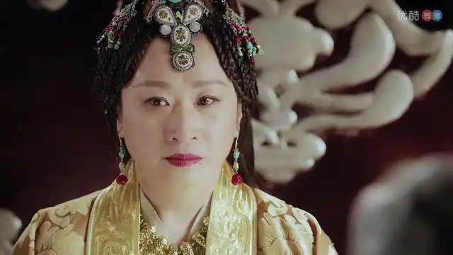 东宫首播遭质疑颜值低皇后撞脸鲁班七号群演玩手机穿帮