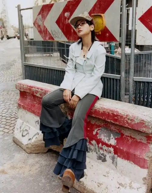 周笔畅拍照松弛感