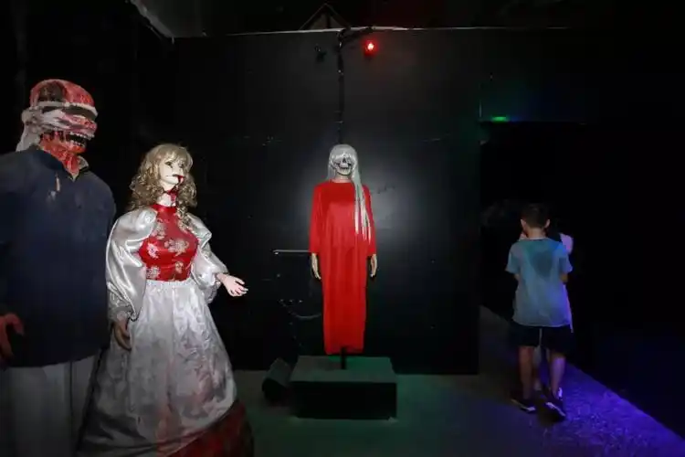 现在很多敢于挑战的年轻人喜欢去鬼屋玩既惊险又刺激即使内心万分的