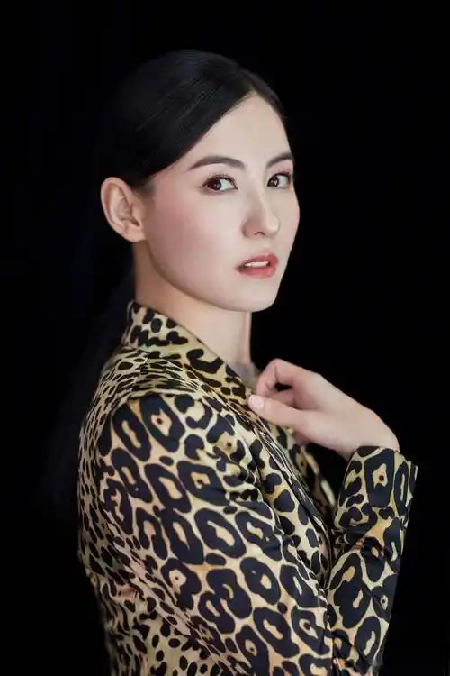 43岁张柏芝,美貌与才华兼具,魅力四溢!她的写真展现迷人风采,让人