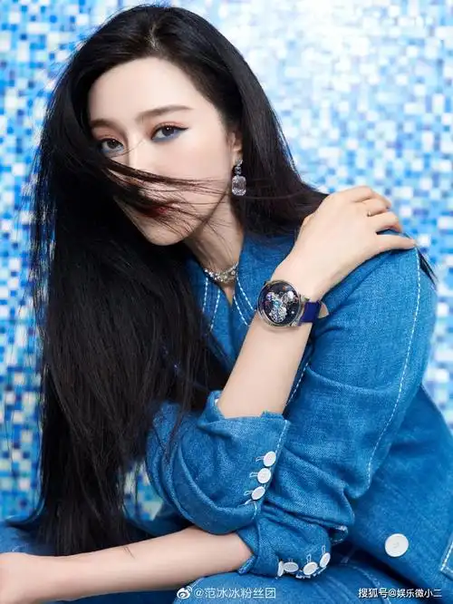 范冰冰一身西服潇洒干练头戴贝雷帽侧颜精致