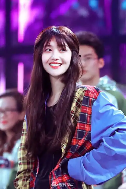 我要评论郑爽长发飘飘仙气灵动 眼神含笑吐舌卖萌气质梦幻