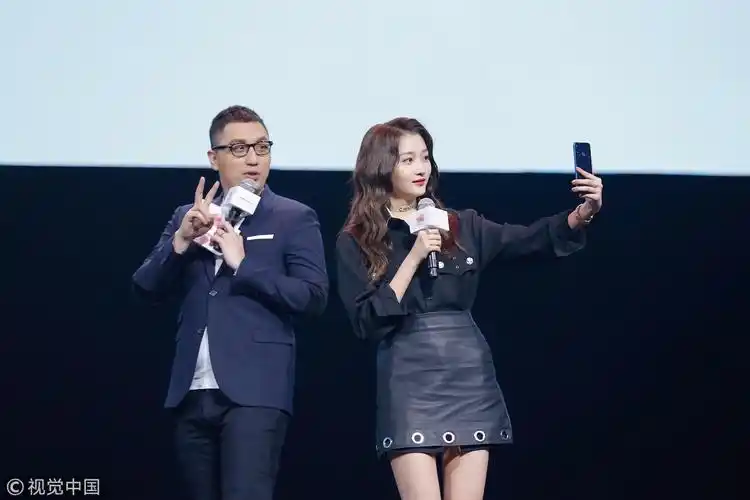 关晓彤排场超大坐直升机登场 但爱情竟滋养出一脸老态