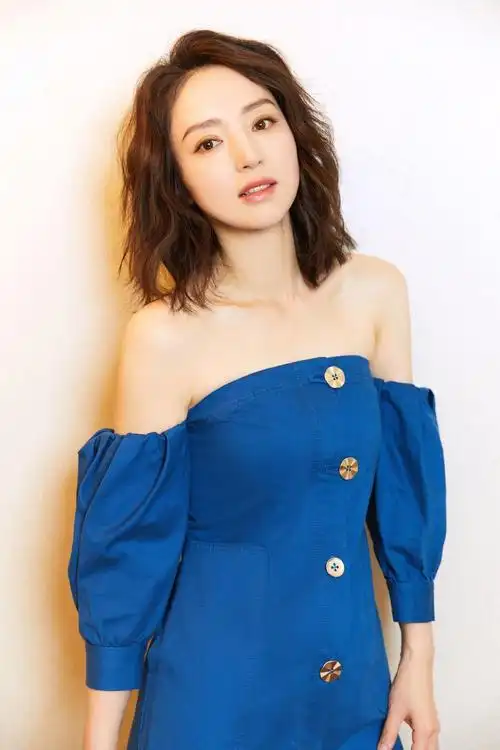 董璇真适合一字肩连衣裙配齐肩纹理卷发亮相身材差点都撑不起