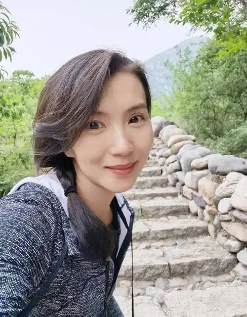 40岁陈好近照曝光,穿蓝色开衫扎麻花辫太减龄,网友:太美了_西装裤