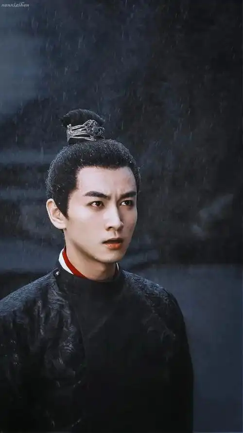 古装剧中男子的发型,其实并不多,常见的如半束半披发,全披发或者是全