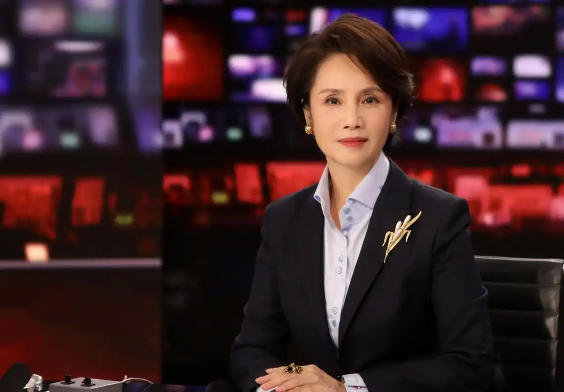 央视门面主持人董卿将机会留给年轻人,事业发展未来何去何从?